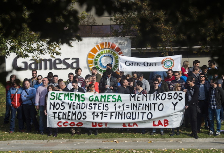 Los trabajadores de Siemens Gamesa se han concentrado hoy ante la planta de Zamudio. (Luis JAUREGIALTZO/ARGAZKI PRESS)