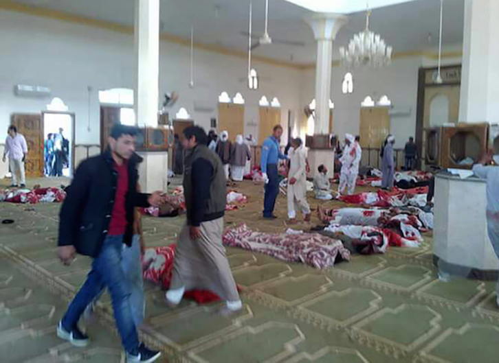 Cadáveres en el interior de la mezquita. (STRINGER / AFP)