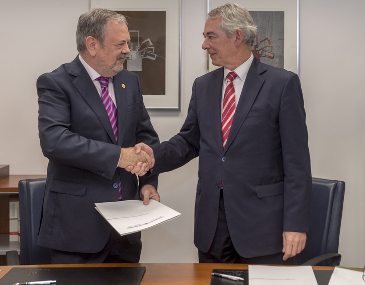 Pedro Azpiazu y Antón Damborenea han firmado el acuerdo en nombre de Lakua y PP. (Juanan RUIZ/ARGAZKI PRESS)