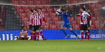Los jugadores del Athletic tras encajar el gol en la última jugada. (Marisol RAMIREZ / ARGAZKI PRESS)