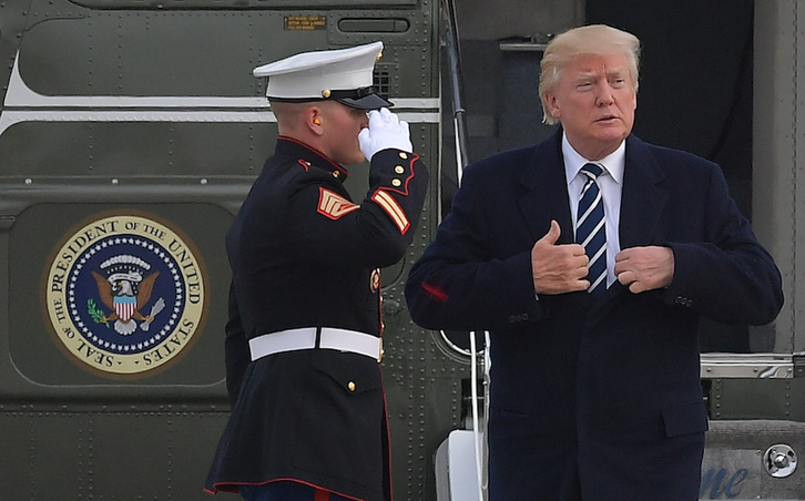 Trump baja del Air Force One. (Mandel NGAN/AFP)
