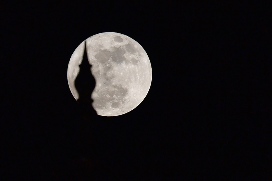 La luna se eleva sobre la Gran Mezquita Sheikh Zayed en Abu Dhabi. (AFP/ GIUSEPPE CACACE)