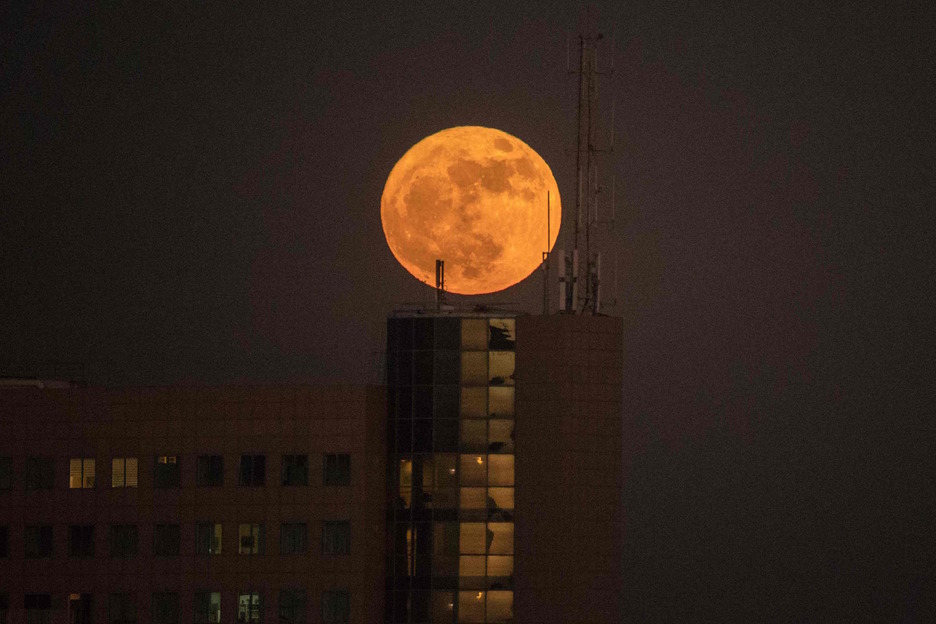 La 'superluna' se levanta sobre Netanya. (AFP/JACK GUEZ) 