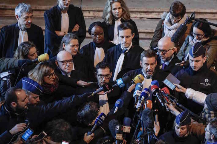 El abogado Christophe Marchand hace declaraciones a los periodistas junto a Paul Bekaert y Jaume Alonso Cuevilas. (Nicolas MAETERLINCK/AFP) 
