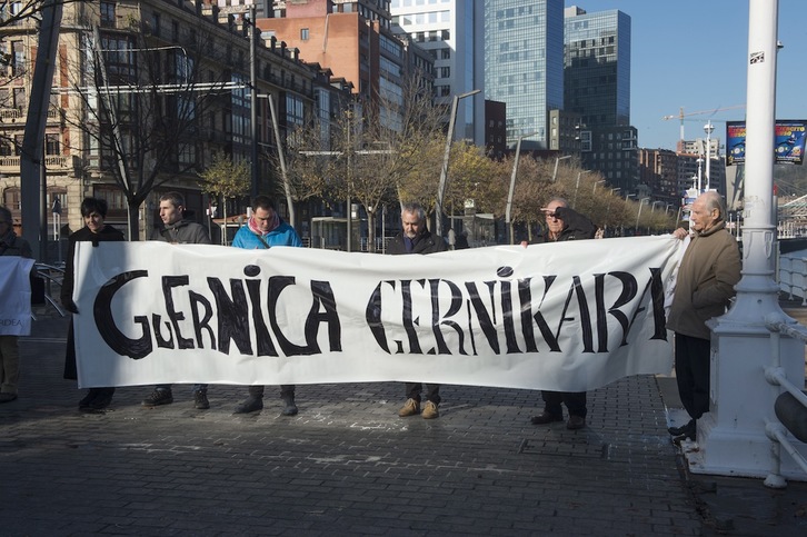 Gernika Batzordea se concentró para reclamar el traslado del ‘Guernica’. (Monika DEL VALLE / ARGAZKI PRESS)