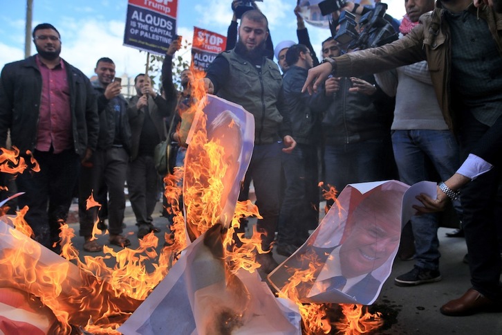 Manifestantes palestinos han quemado imágenes de Trump y de Netanyahu. (Mohammed ABED / AFP)