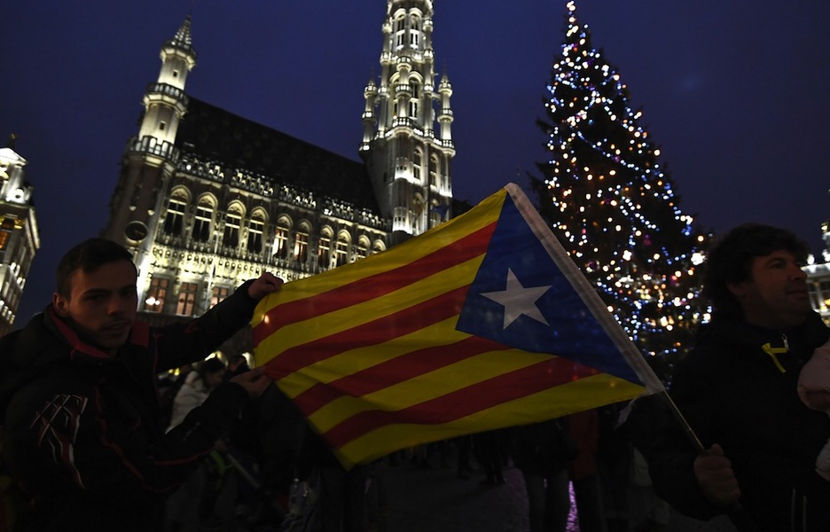 Ya por la noche del miércoles se dejaban ver esteladas en la Grand Place de Bruselas. (Emmanuel DUNAND / AFP)