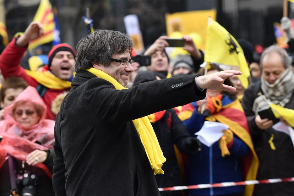 Puigdemont, aclamado a su llegada. (Dirk WAEM / AFP)