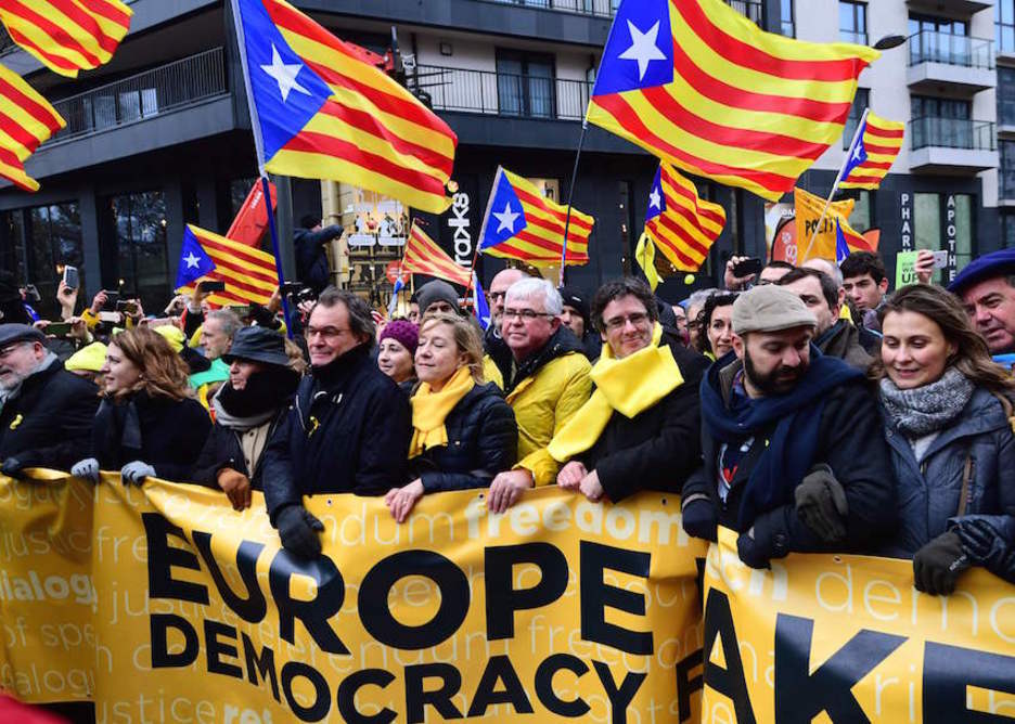 Artur Mas y Carles Puigdemont, en la cabecera de la manifestación. (Emmanuel DUNAND / AFP)