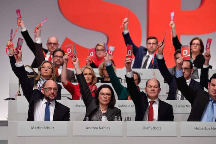 Votación en el Congreso del SPD. (John MACDOUGALL / AFP)