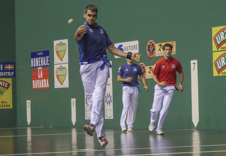 Ezkurdia golpea la pelota en el Labrit. (Andoni CANELLADA / ARGAZKI PRESS)