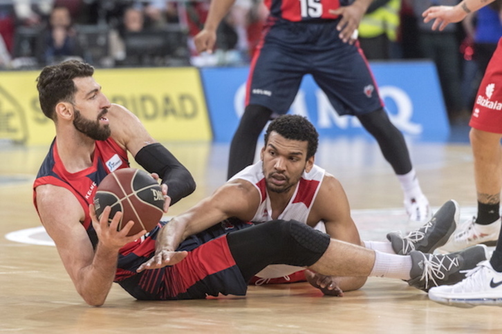 Lucha por el balón en el derbi entre Baskonia y Bilbao Basket. (Juanan RUIZ / ARGAZKI PRESS)