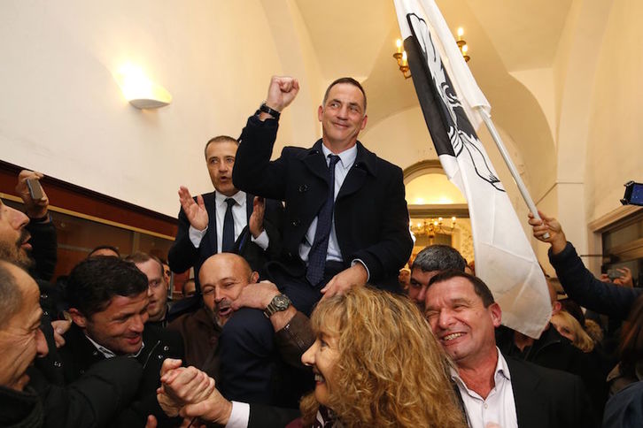 Los representantes de Pè a Corsica celebran la victoria electoral. (Pascal POCHARD-CASABIANCA/AFP)