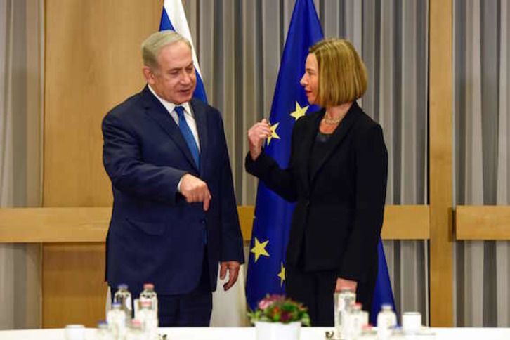 El primer ministro israelí, Benjamin Netanyahu, junto a la jefa de la diplomacia de la UE, Federica Mogherini. (Eric VIDAL/AFP)