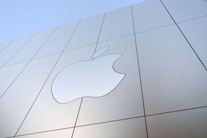 El logo de la compañía, en la fachada de la Apple Store de San Francisco, en California. (Josh EDELSON/AFP)