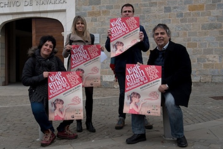 Representantes de los sindicatos y de Kontseilua posan con el cartel de la manifestación por el euskara. (Iñigo URIZ/ARGAZKI PRESS)