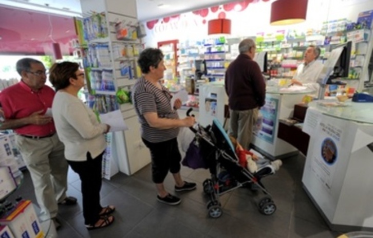 Varias personas esperan a ser atendidas en una farmacia en el primer día de copago. (Juanan RUIZ/ARGAZKI PRESS)