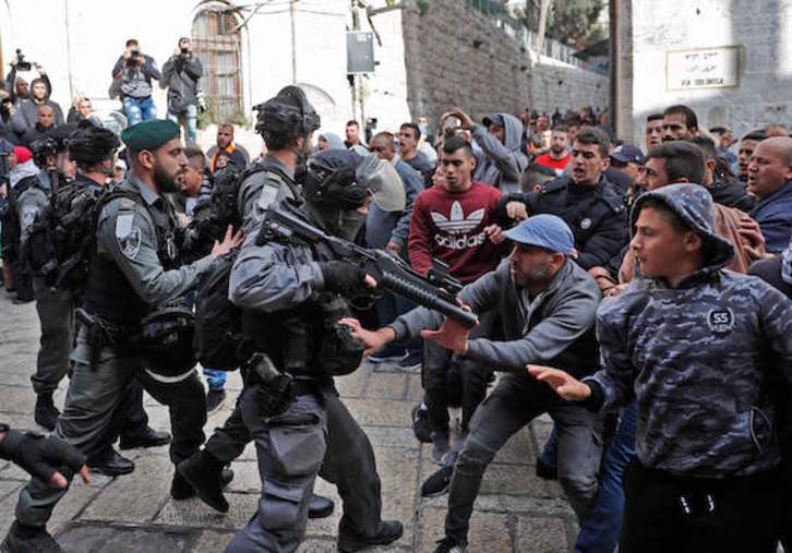 Fuerzas israelíes y ciudadanos palestinos, frente a frente en la Ciudad Vieja de Jerusalén. (Thomas COEX/AFP)