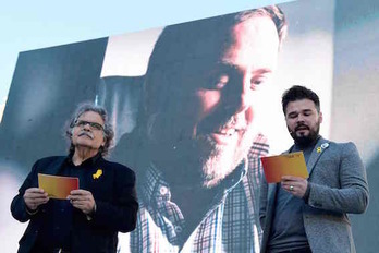 La imagen de Oriol Junqueras, en la pantalla de uno de los actos de ERC. (Javier SORIANO/AFP) 