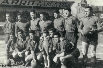 Glaría, segundo por la derecha en la fila de arriba, en la temporada 1955-56. (Osasuna.es)