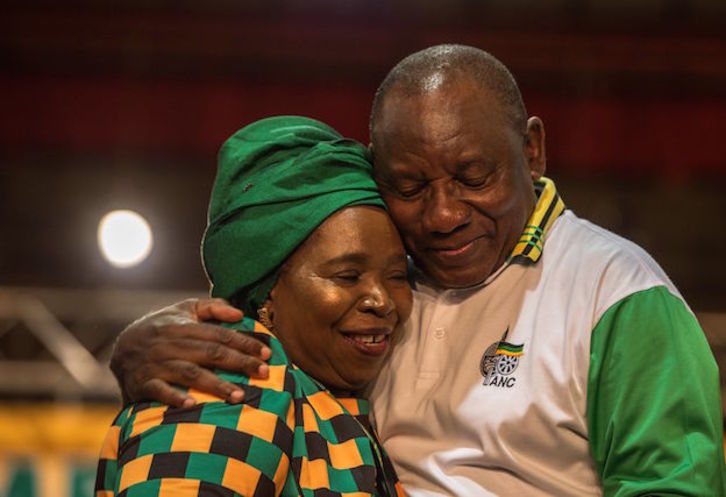Ramaphosa recibe la felicitación de la derrotada Dlamini-Zuma. ( MUJAHID SAFODIEN / AFP)