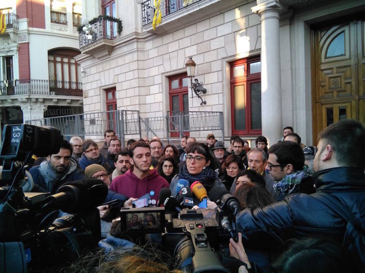 Los concejales de la CUP Marta Llorens y Oriol Ciurana, ante el Ayuntamiento de Reus esta mañana. (@CUPReus)