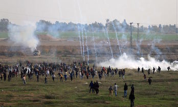 El Ejército israelí dispara munición contra los palestinos que se acercan a la frontera. (Mohammed ABED/AFP)