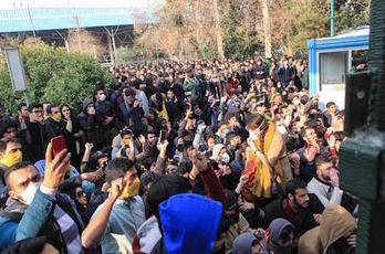Estudiantes protestan ante la universidad de Teherán. (AFP)