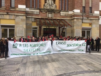 Concentración de trabajadores de la Casa de Misericordia de Iruñea denunciando la agresión sexual sufrida por una compañera. (ELA)
