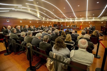 Los encausados en el conocido como ‘caso De Miguel’, ayer, durante la primera sesión del juicio. (Jaizki FONTANEDA/ARGAZKI PRESS)