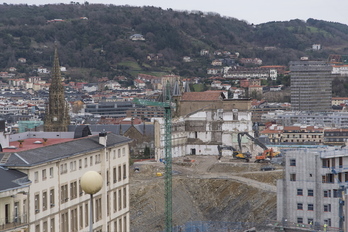 Obras para construir el hotel en el cerro de San Bartolomé. (Andoni CANELLADA/ARGAZKI PRESS)