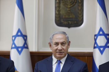 El primer ministro israelí, Benjamin Netanyahu, en la reunión de su gabinete. (Ronen ZVULUN/AFP)