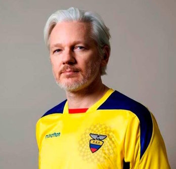 Assange ha celebrado su nueva nacionalidad publicando una foto con una camiseta de la selección de Ecuador. (@JulianAssange)