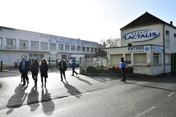 La Policía francesa registró ayer la sede y varias fábricas de Lactalis. (Jean-François MONIER/AFP)