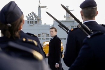 Macron pasa revista a las tropas. (Claude PARIS/AFP)