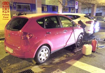 Imagen del coche tras el impacto con otros vehículso aparcados. (POLICIA FORAL)