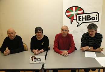 Jordi Vera, Mireia Boya y Eduard Lopez, junto a Jakes Bortayrou, de EH Bai. (Bob EDME)
