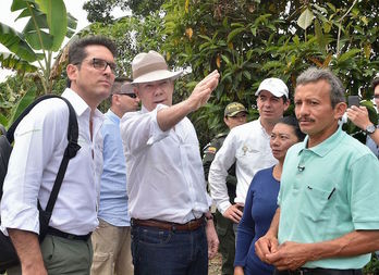 Juan Manuel Santos, en su visita a la localidad de La Palma. (César CARRIÓN/ AFP) 