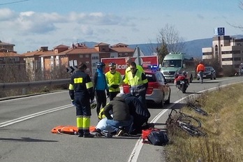 El ciclista accidentado en Arres es atendido por los servicios sanitarios. (POLICÍA FORAL)