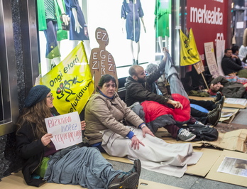 Protesta de Ongi Etorri Errefuxiatuak para denunciar la situación de las personas sin hogar. (Marisol RAMIREZ / ARGAZKI PRESS) 