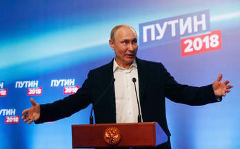 Comparecencia de Putin ante los medios tras conocerse su amplia victoria. (Sergei CHIRIKOV / AFP)
