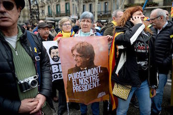Fotografía tomada en la manifestación de rechazo a la detención de Puigdemont que recorrió las calles de Barcelona. (Josep LAGO/AFP)