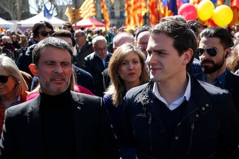 El presidente de Ciudadanos, Albert Rivera, junto a Manuel Valls en una manifestación en Barcelona. (Pau BARRENA/AFP)