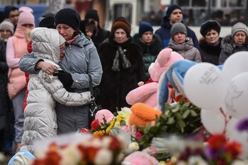 Improvisado memorial en recuerdo de las víctimas del incendio en el centro comercial de Kemerovo, en Siberia. (Dmitry SEREBRYAKOV/AFP)