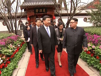 Xi Jinping y Kim Jong Un, durante su encuentro en China. (AFP)