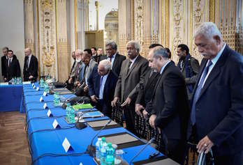 Los dirigentes políticos de Nueva Caledonia, esta madrugada en el palacio de Matignon, en París. (Stephane DE SAKUTIN/AFP)