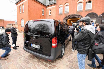 Furgoneta en la que Puigdemont fue conducido a la prisión de Neumuenster. (Patrik STOLLARZ/AFP)