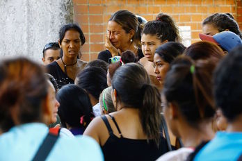 Familiares de los fallecidos, en el exterior del centro de detención. (Katherine ORTIZ/AFP)