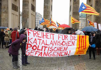 La manifestación ha partido de la Puerta de Branderburgo. (Odd ANDERSEN/AFP)