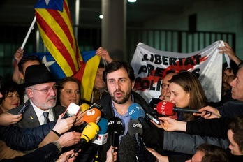 Comín atiende a los medios flanqueado por Puig y Serret tras declarar en Bruselas. (Laurie DIEFFEMBACQ/AFP)
